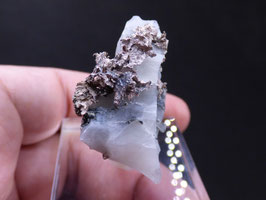 121P - PLATA NATIVA, ALLARGENTUM Y DYSCRASITA EN CALCITA