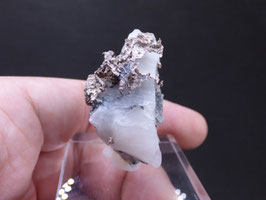 121P - PLATA NATIVA, ALLARGENTUM Y DYSCRASITA EN CALCITA