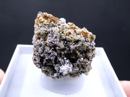 ER 1109 - YUANFULIÍTA CON CALCITA, HEMATITES Y DIOPSIDO
