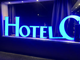 Schriftzug HotelOpera mit Metallrahmen beleuchtet ca 4 Meter