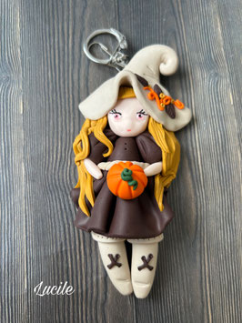 Petite sorcière ... Lucile… porte clé bijou de sac (brun)