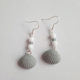 Boucles d'oreilles coquillages gris