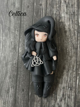 Petite sorcière ... Celtica… porte clé bijou de sac (noire)