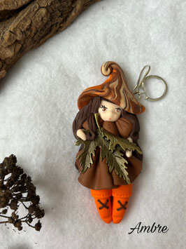 Petite sorcière ... Ambre… porte clé bijou de sac (brun)