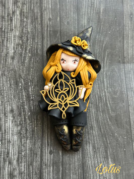 Petite sorcière ... Lotus… porte clé bijou de sac (noir et or)