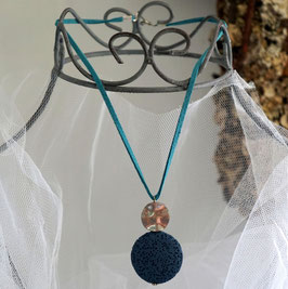 Halskette mit Lavastein in blau