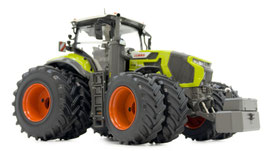 Claas Axion 9.420 with twin tyres