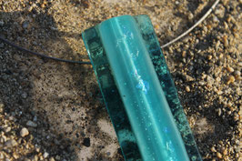 Collier en verre bleu translucide et confettis de dichroïque