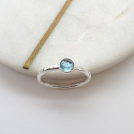 Ring Blautopas 5 mm rund facettiert, Silber 925, 2 mm gehämmert
