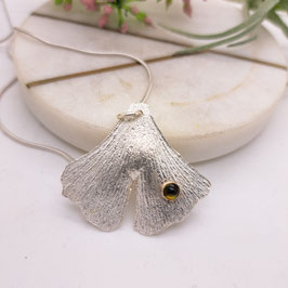 Kette mit Feinsilberanhänger Ginkgo mittelgroß mit Turmalin Cabochon grün
