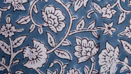 Fleurs des prés sur un bleu ardoise (2)