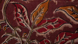 Tissu kalamkari sur un sol brun