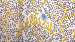 Oiseau bleu pastel à la collerette jaune