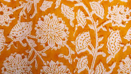 Fleurs des prés sur un bel orangé