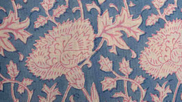 Œillets vieux rose sur un bleu bleuet