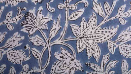 Fleurs des prés sur un bleu ardoise (1)