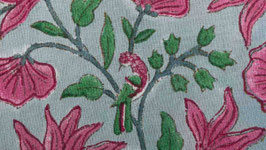 Oiseaux dans des fleurs roses
