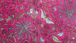 Papillons sous un ciel fuchsia