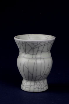 27/2 Kleine Vase, Bauchige Form mit Craquelé-Glasur