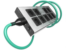 IsoTek | V5 Corvus | Erweiterte High-Performance-Netzfilterleiste 9-fach Steckdose enthält 1,5 m Initium C13 Stromkabel