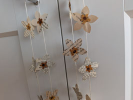 Girlande aus alten Buchseiten: 20 Sternblumen mit getrockneten kleinen Blüten