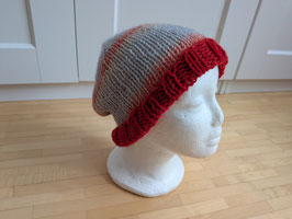 Gestrickte Damen Mütze aus Acryl/Schurwolle in rot/grau