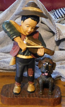 Knabe mit Hund aus Holz