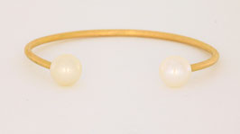 Armspange aus 18kt Gelbgold mit zwei Süßwasserperlen