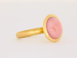 Ring aus 18kt Gelbgold mit einem runden Pinkopal Cabochon