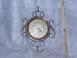 Küchenuhr mit Schmiedeeisen-Verzierung