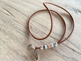 Glattleder rehbraun mit weiss - beige -dunkelbraun gestreiftem Bead Klimbim Herz mit Pfötchen