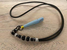 Glattleder schwarz mit schwarzen Beads Herzband Klimbim Herz gefüllt Pfeife Alpha hellblau/gelb