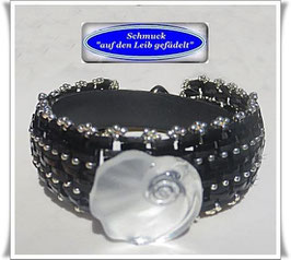 105) interessantes Glasperlen-Armband mit edlem Glasknopf