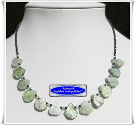 3066. zierliches Spinell-Collier mit Kyanit-Tropfen