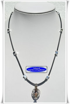 653. Kautschuk-Kette mit Muranoglas-Perle