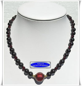 1852. Granat-Swarovski-Collier mit großer Muranoglasperle