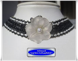 14) schickes Glasperlen-Halsband mit Blüten-Zierknopf