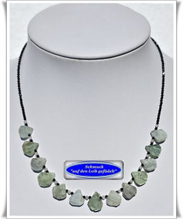 3066. zierliches Spinell-Collier mit Kyanit-Tropfen