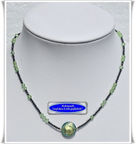 1610. leichte Spinell-Swarovski-Kette mit Murano-Glasperle