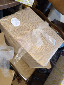 Box M "Nobles in Beige"