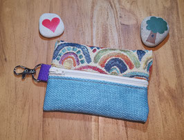 Schlue007) Schlüta Schlüsseltasche aus Upcycling Möbelstoffen mit Regenbogenmuster - Hellblau