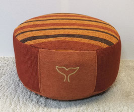 Upr16) Einzelstück: Upcycling Meditationskissen mit in Terracotta - Orange - Brauntönen. Mit Stickerei in Gold (Walflosse)
