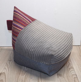 2c) EINZELSTÜCK (Bild 1): Upcycling Zipfel Meditationskissen mit Streifenmuster - Grautöne. Mit prakt. Trageschlaufe.