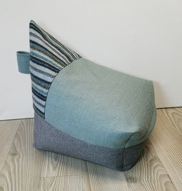 3a) EINZELSTÜCK (Bild 1): Upcycling Zipfel Meditationskissen in Blau - Grautönen. Mit prakt. Trageschlaufe.