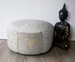 Upr07) Einzelstück: Meditationskissen in Grautönen. Mit Stickerei in Gold: Walflosse