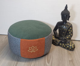 ES021) Einzelstück Essence: Meditationskissen in Flaschengrün - Terracotta - Grau. Mit Stickerei in Gold (Lotusblüte: Verbindung zum Göttlichen, Harmonie, Mitgefühl)