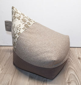 1g) EINZELSTÜCK (Bild 1): Upcycling Zipfel Meditationskissen mit Blumenmuster - Beige - Brau. Mit prakt. Trageschlaufe.