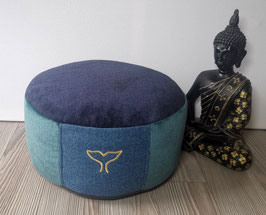 Upr44) Einzelstück: Meditationskissen in Blautönen. Mit Stickerei in Gold: Walflosse