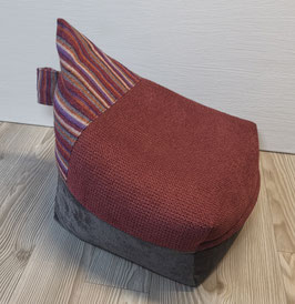 Upz23) EINZELSTÜCK (Bild 1): Upcycling Zipfel Meditationskissen mit Streifenmuster - Weinrot - Grau. Mit prakt. Trageschlaufe mit Streifenmuster.