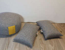 Einfarbige Entlastungskissen aus einem exklusiven Möbelstoff